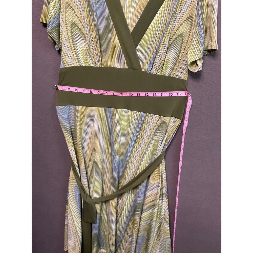 Green Patterned V-Neck Dress with Waist Tie - Picture 4 of 7